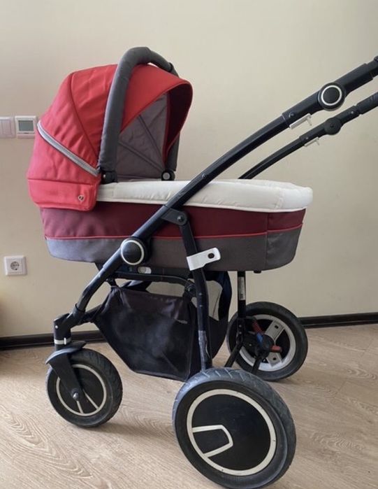 Коляска 2 в 1. Состочние отоичное, бережное использование. Пятен нет