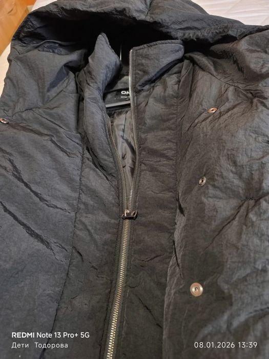 Продавам ново ,черно яке ONLY.