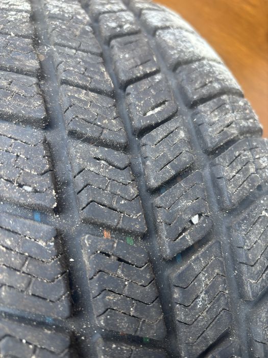 vand 4 cauciucuri 195/60/15 M+ S …2Simperit si 2 Barum  aproape noi