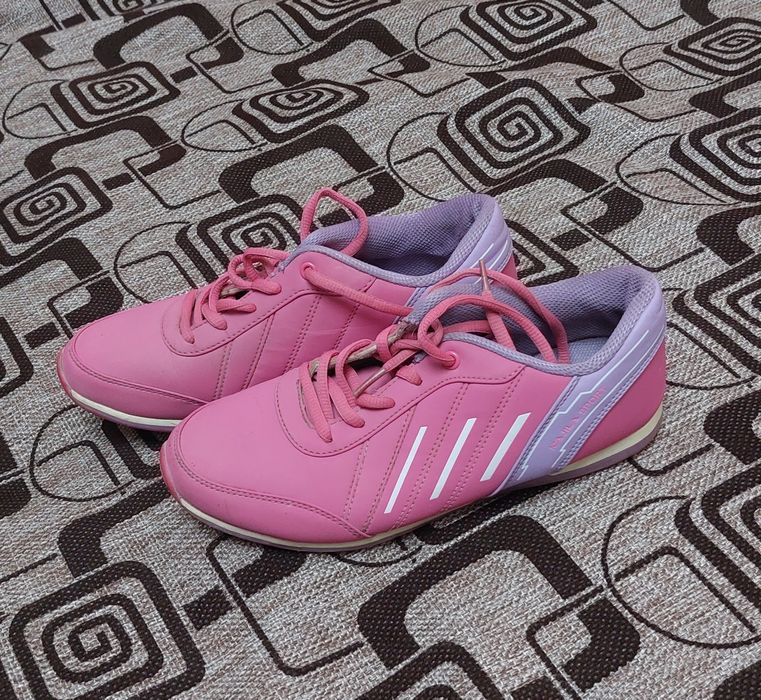 Продаются женские кроссовки