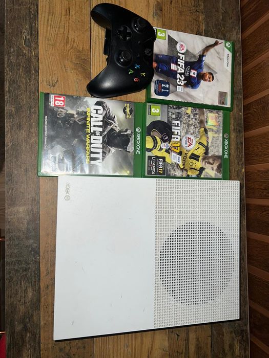 xbox one s 3 игри 2 контролери в чисто състояние всичко като нов