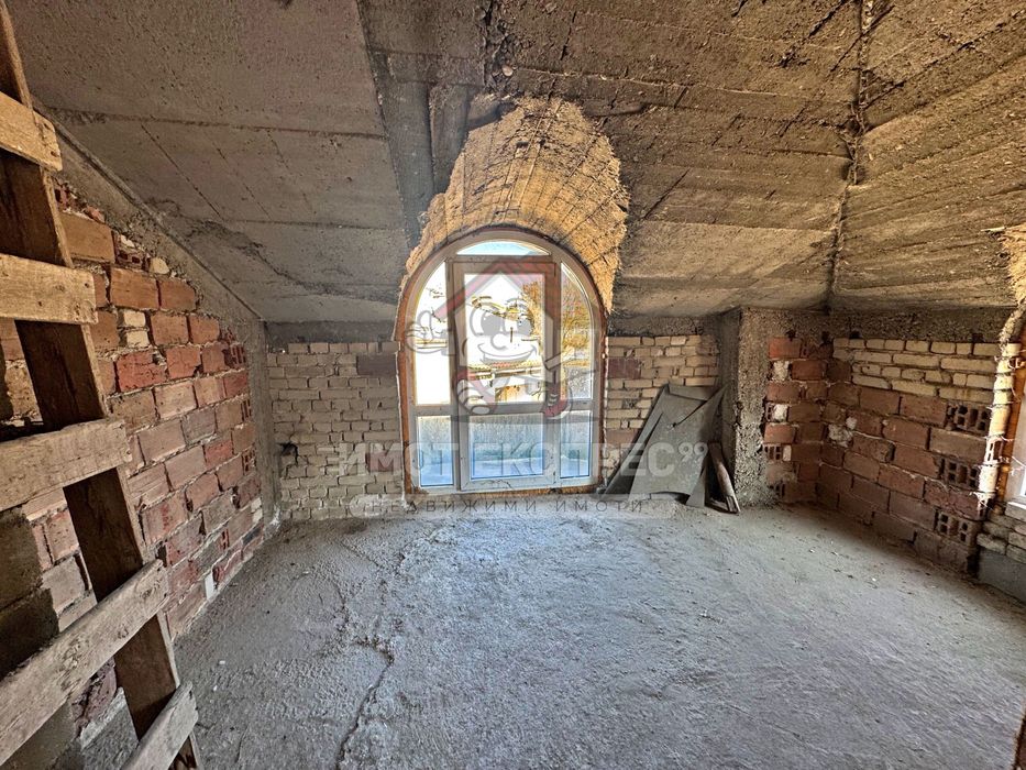 Етаж от къща, мансарден апартамент и гараж, Централна градска част