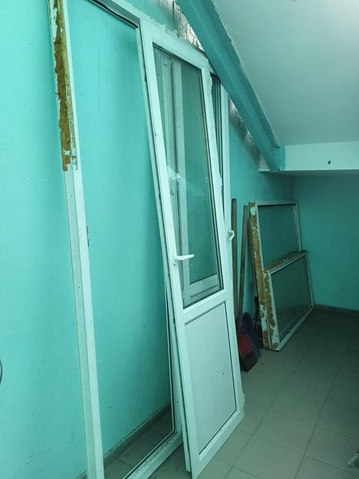 Продам оконный блок с дверью