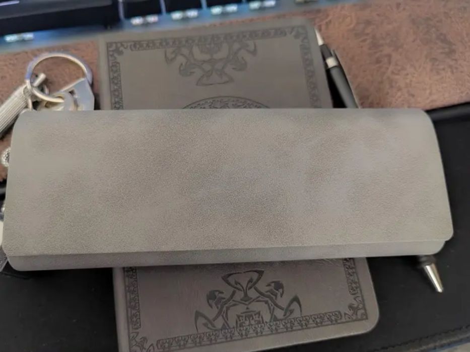 Елегантен твърд калъф за очила – стилен и защитен