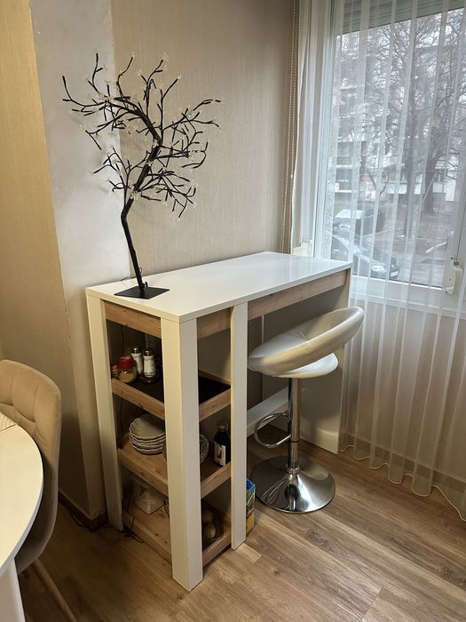 Бар маса в бяло и дъб