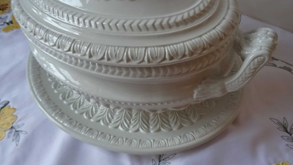 Супник бяла глазирана керамика, ръчно изработен , внос от  Италия.