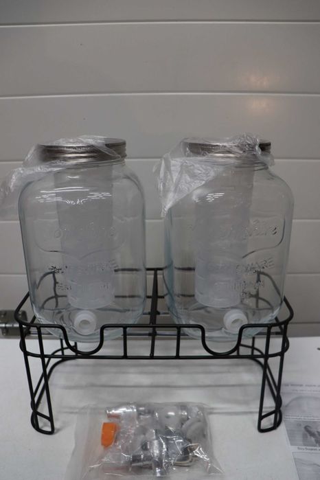 Koмплект стъклени буркани за напитки със стойка