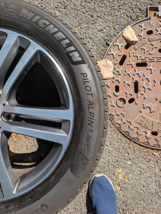 Jante și cauciucuri de iarna Mercedes impecabile echipate cu Michelin Pilot Alpin 5 SUV 275/50 R20 113V XL, DOT 2024
