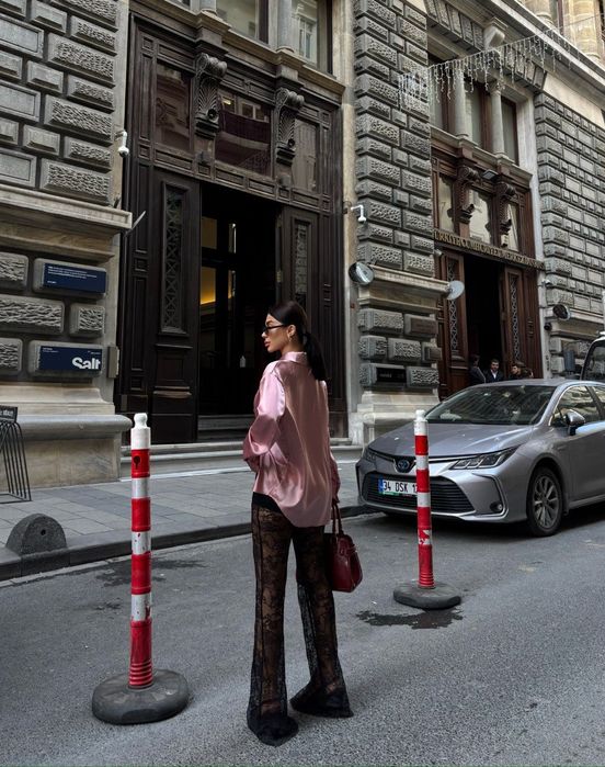 Изчистена сатенена риза налична в размер  S/M/L/XL