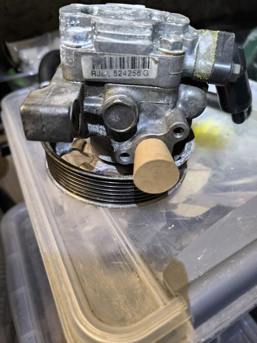 Продавам хидравлична помпа за Хонда ЦРВ3 дизел 2.2м3, 140 к.с.