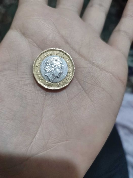 Редкая монета 1 фунт 2017 года с браком чеканки