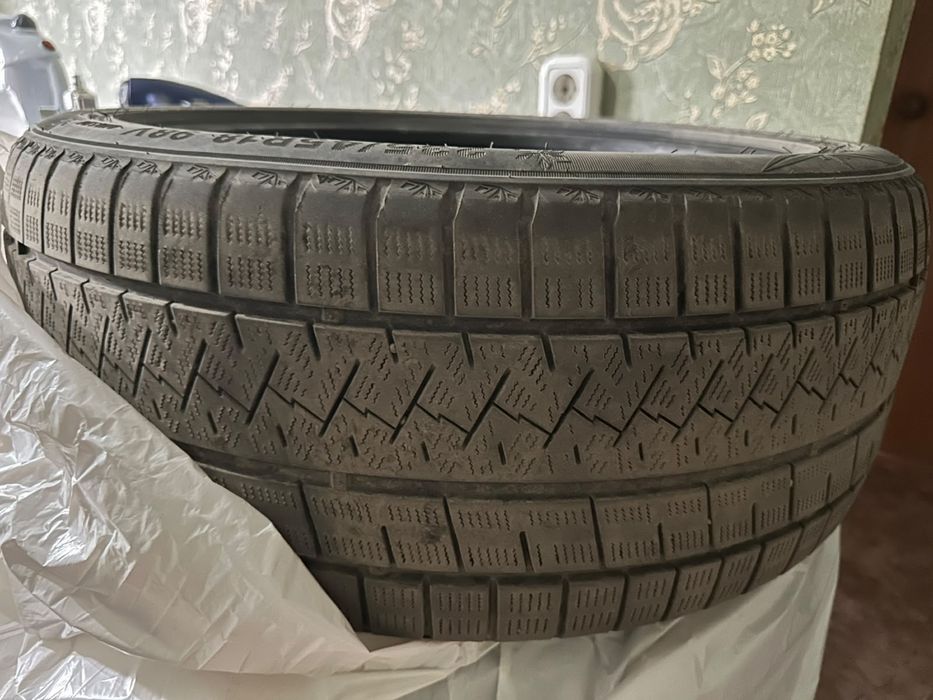 Зимние шины. 235/45/18