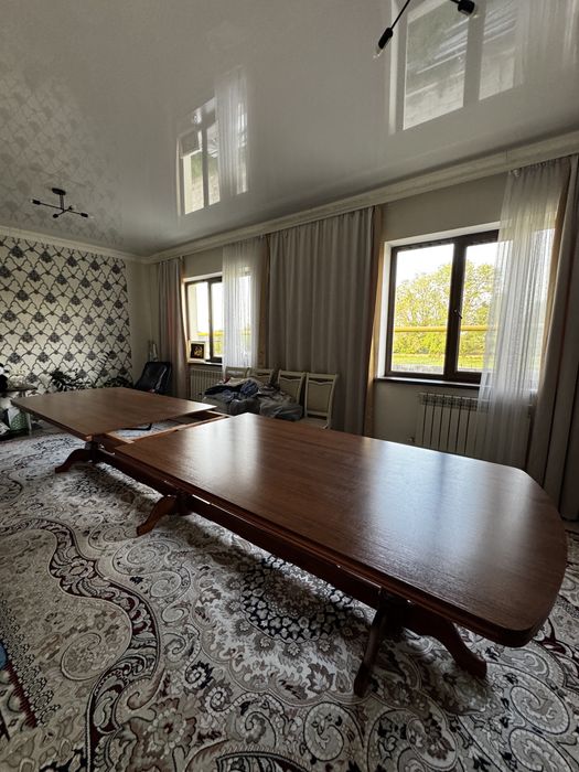 Гостиный стол красное дерево