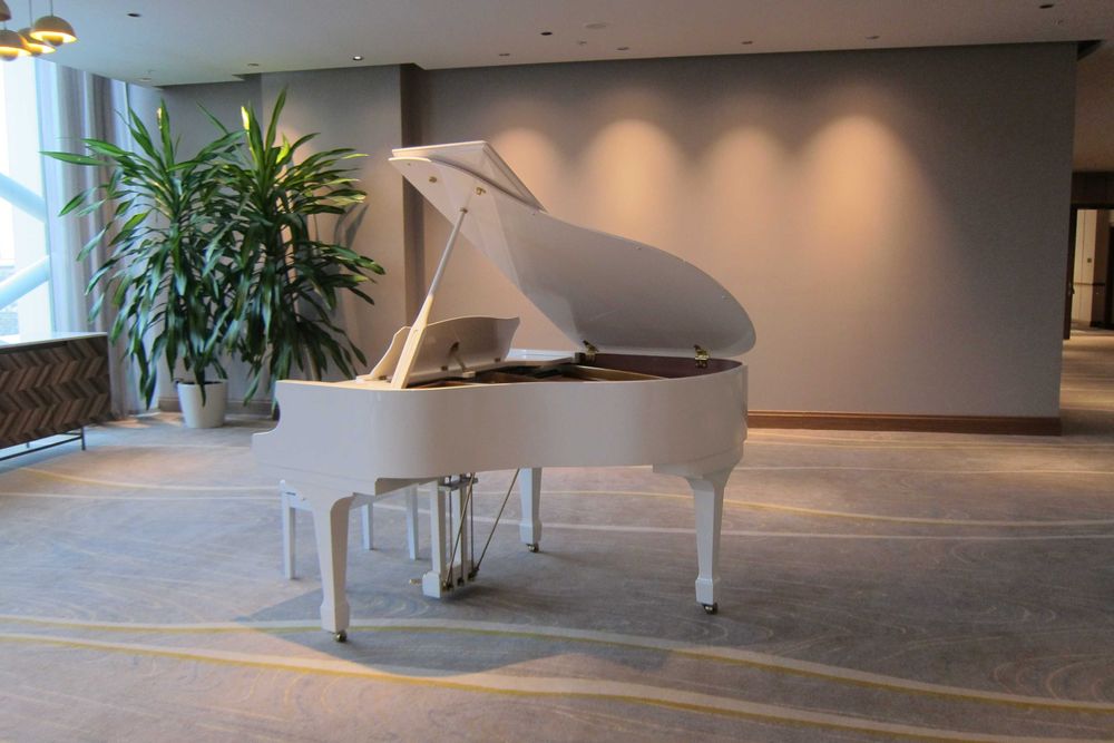 Нов бял роял под наем за всякакви културни събития от магазин Мелодия
