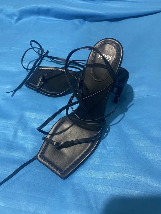 Vand pantofi noi Hugo Boss 400 lei