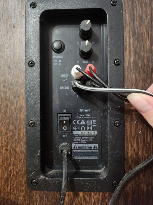 Boxa Trust 110-230 v 50/60HZ