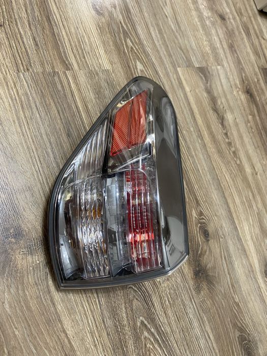 Задний левый фонарь Lexus Rx 350