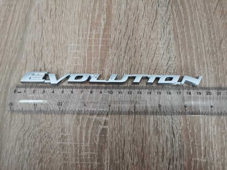 сребрист надпис Mitsubishi Evolution