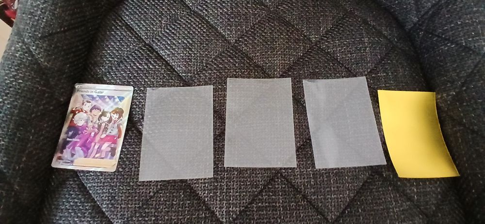 Pokémon карта Friends in Galar от 2022, 3 прозрачни фолия и 1 червено.