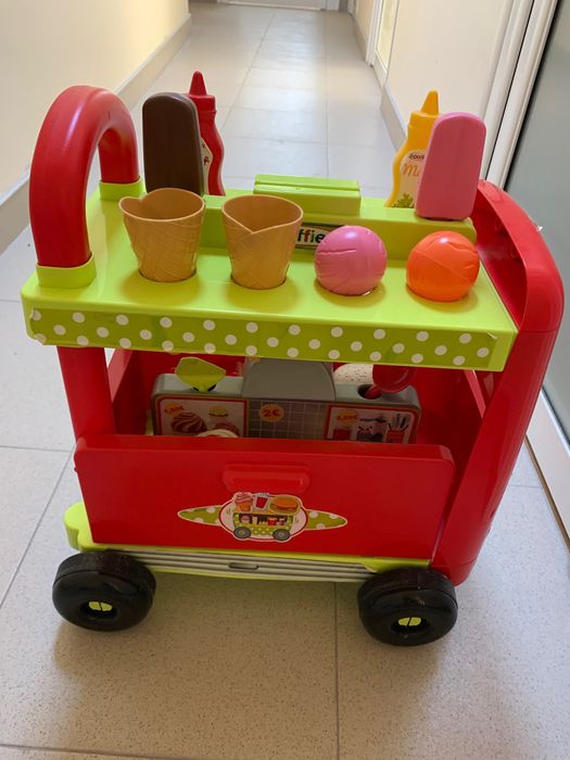 Продавам комплект за почистване и камионче за хамбургери и сладолед