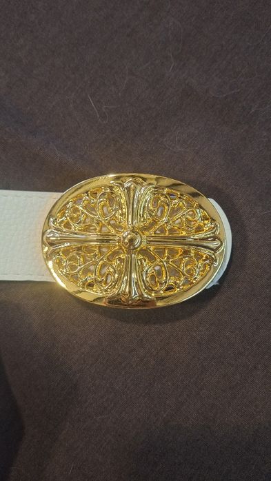 Curea chrome hearts alba cu catarama aurie