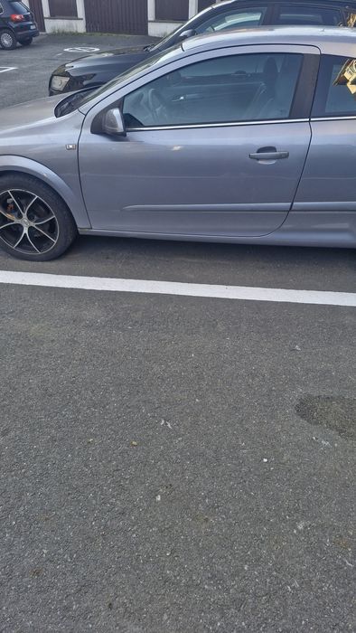 Vând Opel Astra GTC anul 2006 .Mașina funcționează doar că are certificatul reținut pentru că am mers cu ea fără I t p