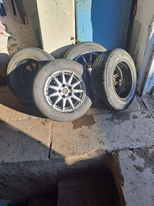 Продам летнию  резину с дисками