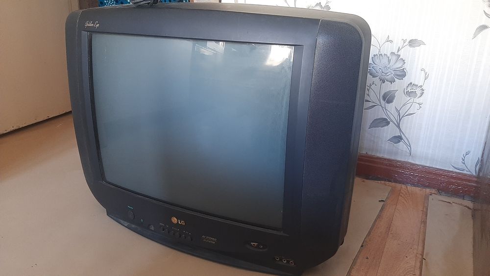 Продам. Шкаф витринный. Тумбы, телевизор.