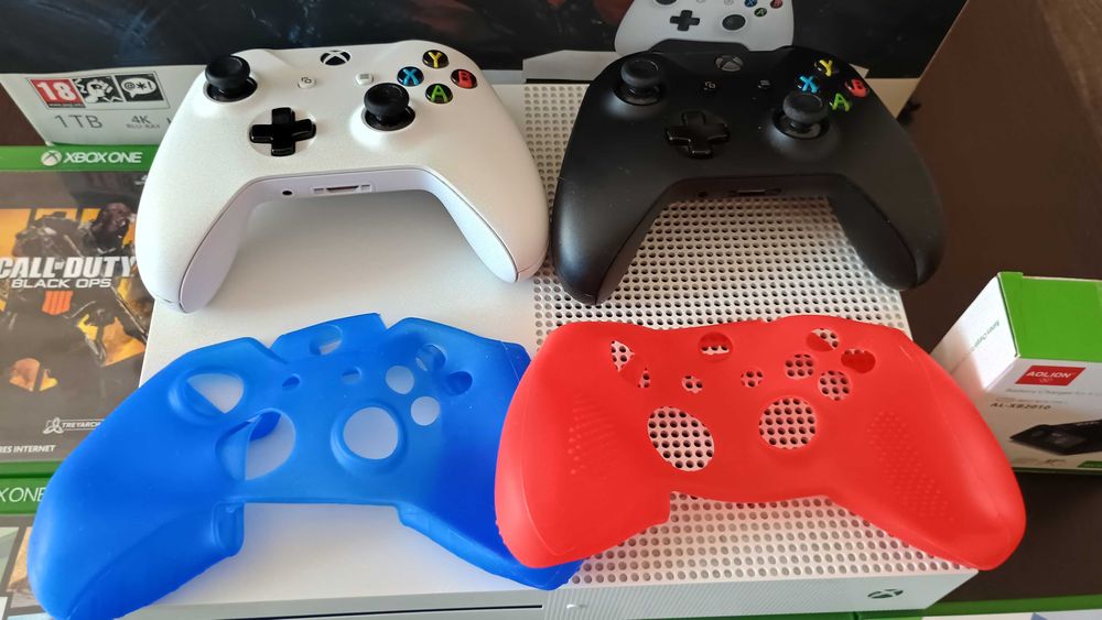 Xbox one S, 1 TB, игри, зарядно, калъфи