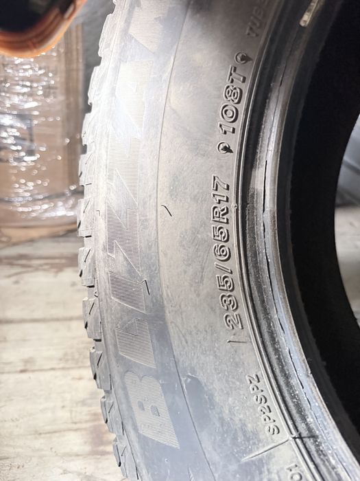 Зимние шины 235/65r17 Bridgestone Blizzak