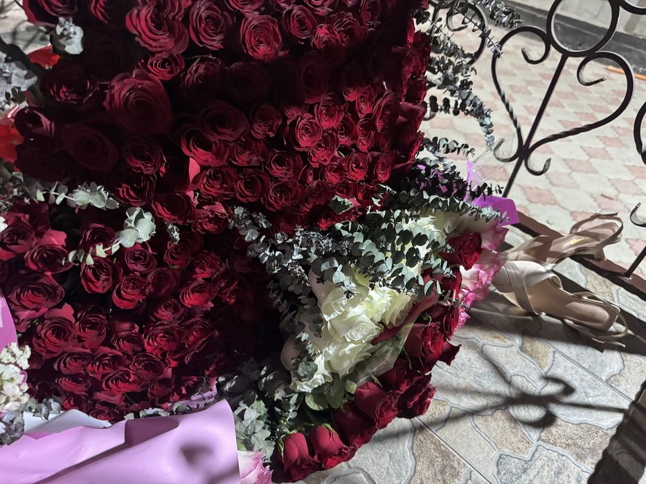 Розы букет белые красные