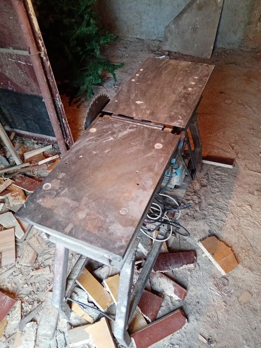 Vând abric cu circular inclusiv tot la el și cuțite de rezerva preț