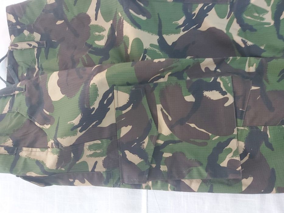 Pantaloni camuflaj pădure