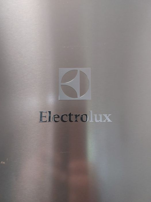 Продавам хладилник Electrolux