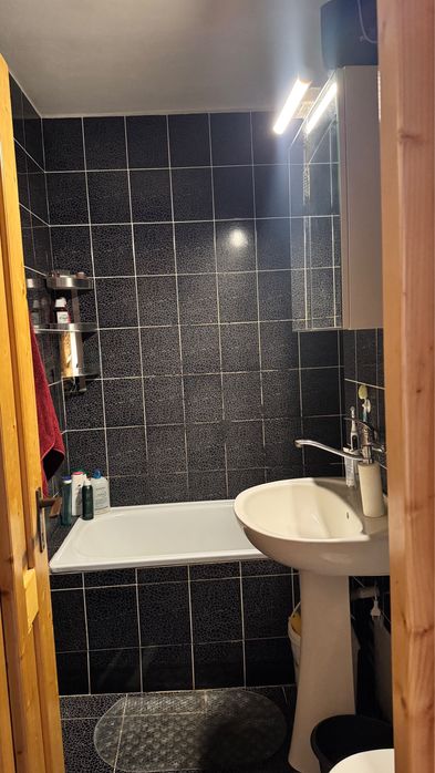 Inchiriez 2 camere decomandate, 50mp, parchet, gresie ,faianță , izolat,  centrala et 5 , 2 lifturi. Lângă statie, aproape de scoli, piata, Big