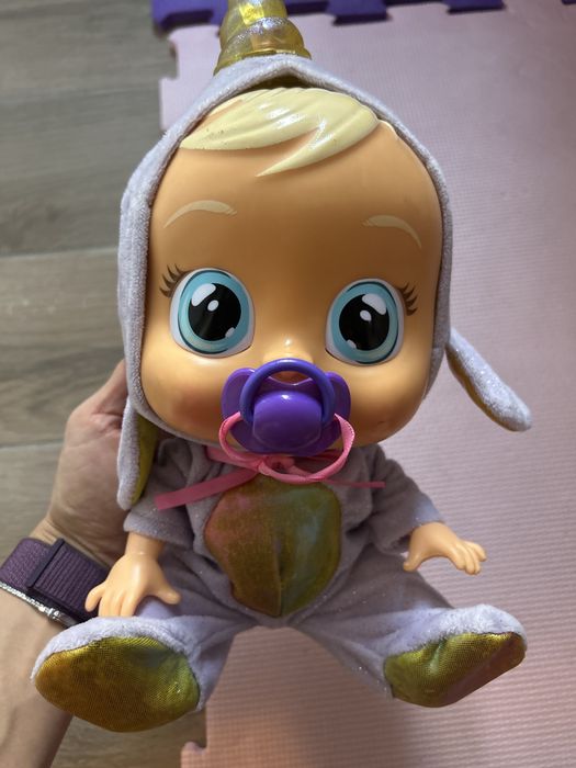 Baby cry - издава звуци, свети, плаче