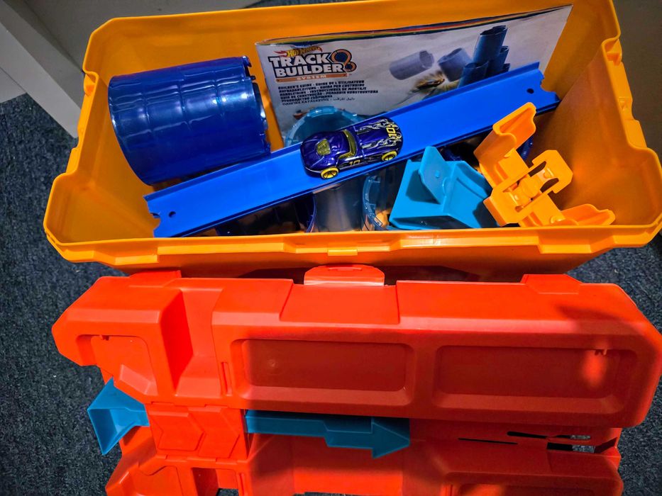 Hot Wheels Barrel Box количка и писта с изтрелвачка