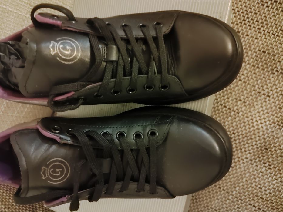 Маратонки естествена кожа номер 38 нови