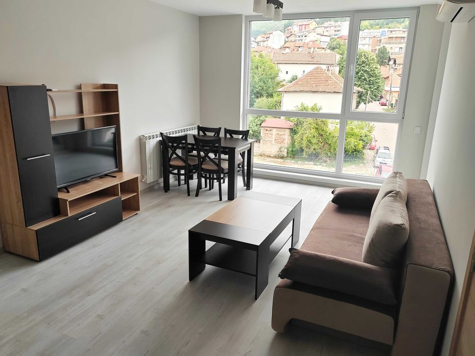 Дава се под наем Двустаен апартамент в Враца, Център - 64 кв.м за 408 € - Снимка #2