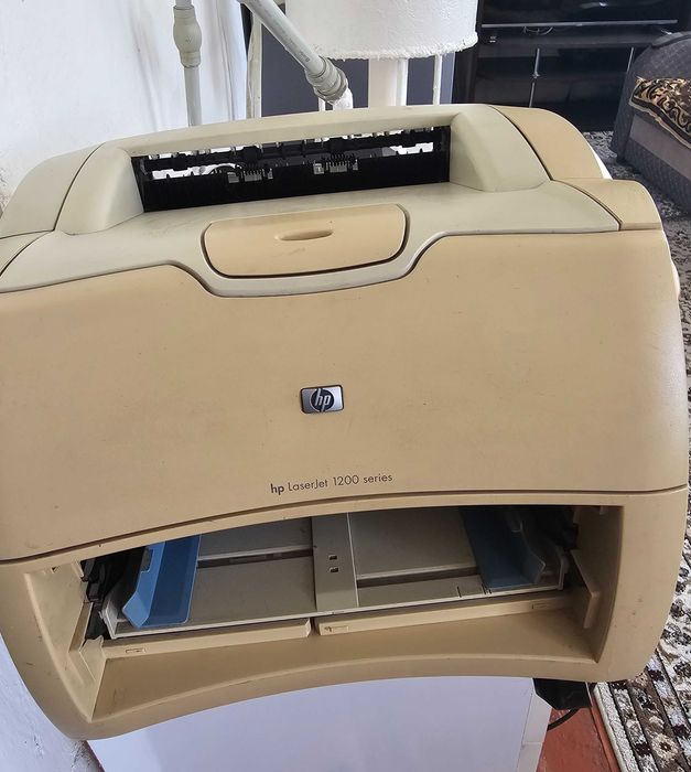 Принтер б/у HP LaserJet 1200.
