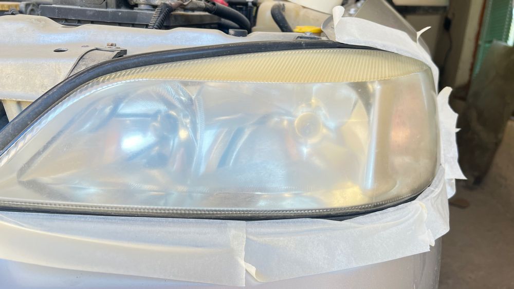 Полиране на фарове с лампа