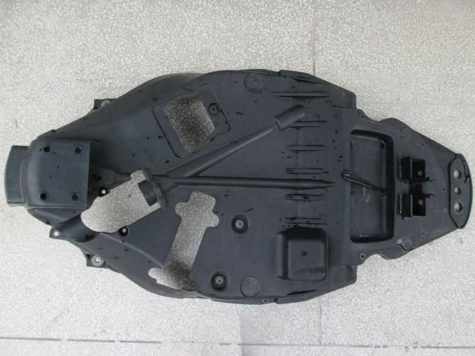 Aprilia Scarabeo 125/150/200-Пластмаса над двигателят