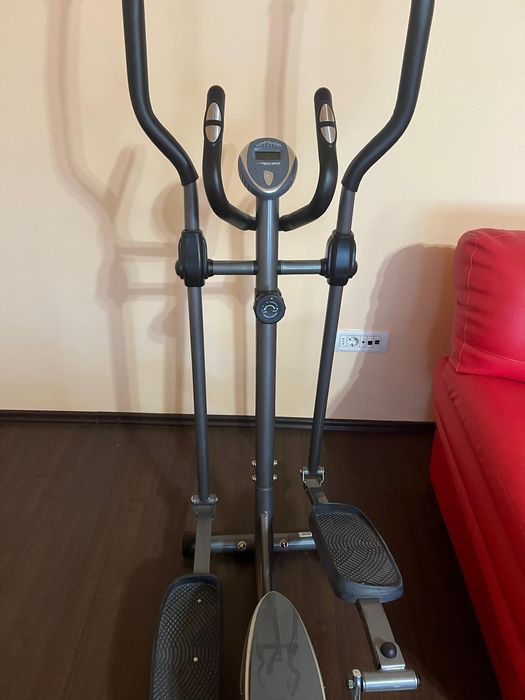 Vând birou  și bicicletă fitness impecabile