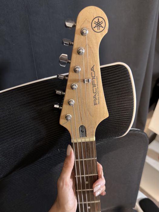 Yamaha Pacifica 012 в хорошем состоянии