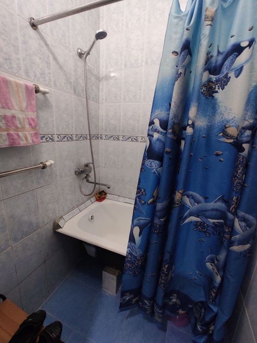 Юнусабад -19 1 комнатная квартира переделанная в двух с ОБСТАНОВКОЙ