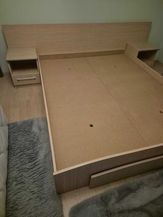 Pat dormitor cu 2 noptiere.