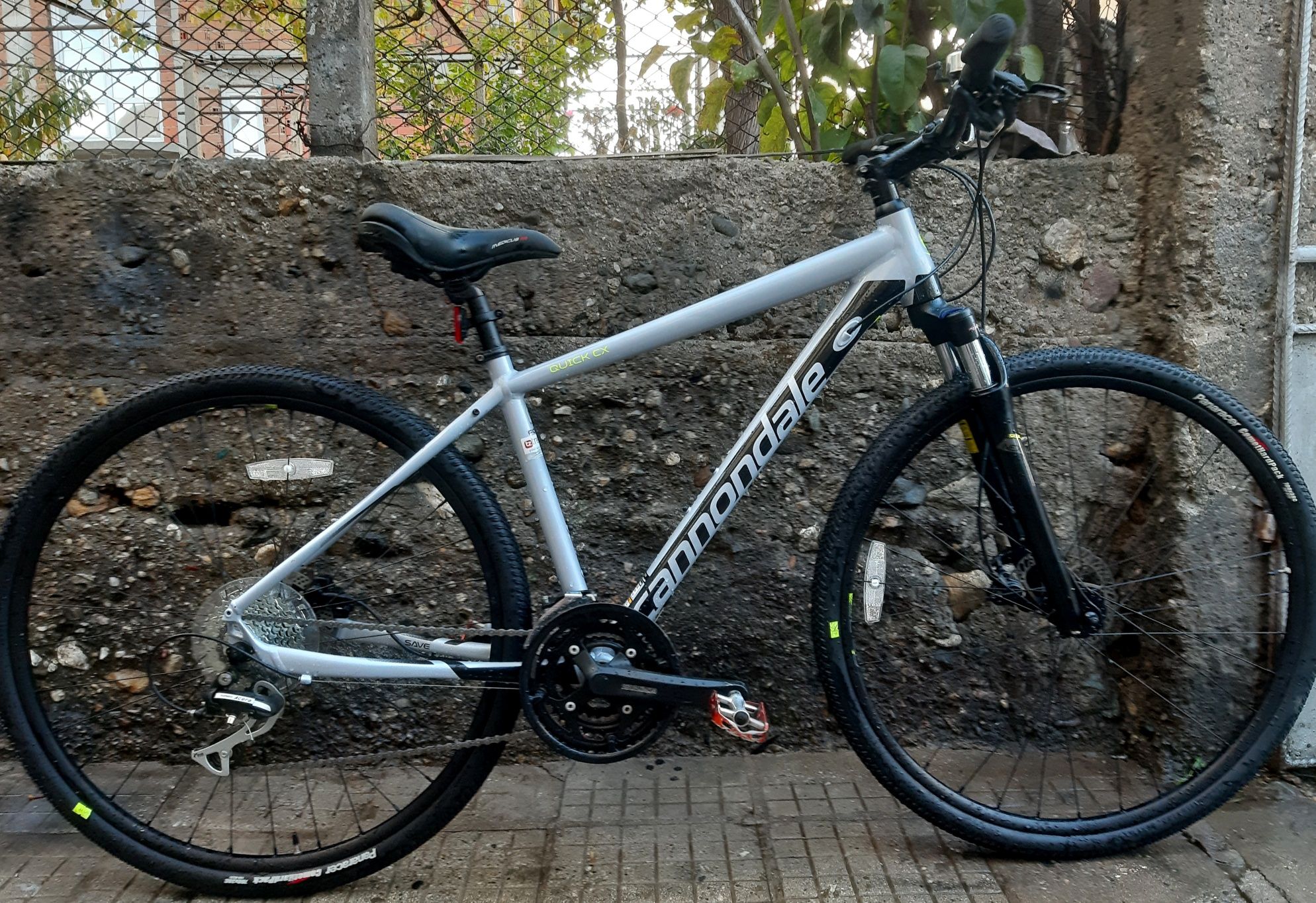 Cannondale quick cx sales 4 2019 hybrid bike