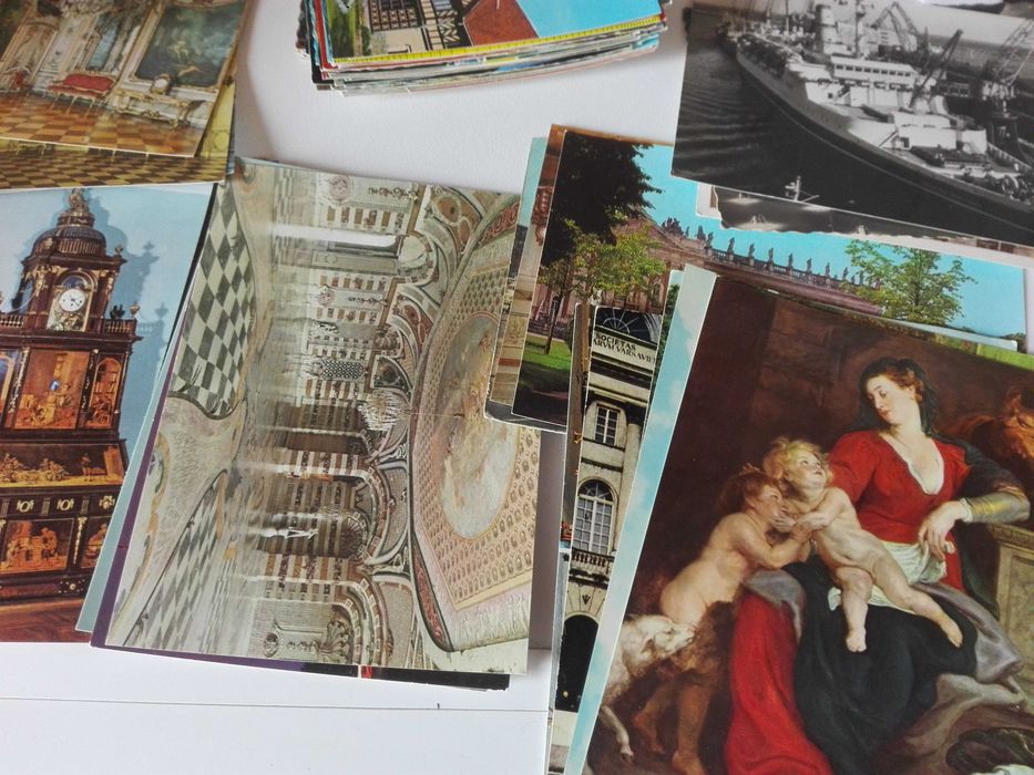 Метална количка и лот пощенски картички.