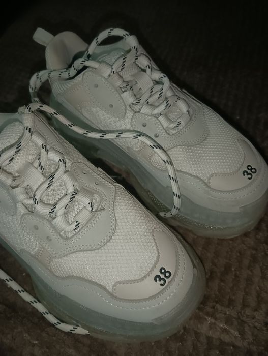 Adidași balenciaga nr 38 purtați de 3 ori.9 milioane,în București