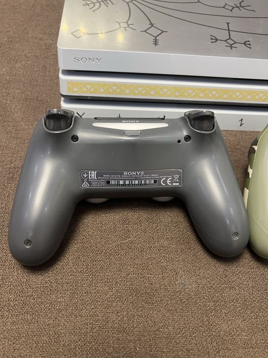 PlayStation 4 Limited Edition God of War + 2 джойстика + 7 игри